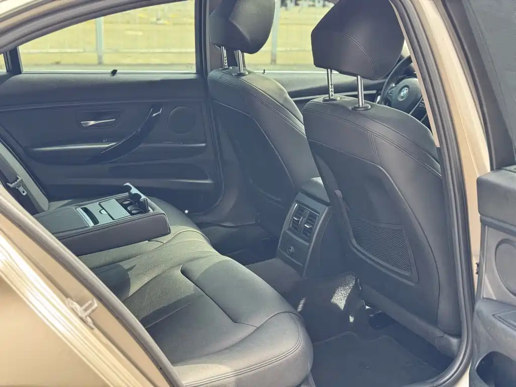 BMW 3 Series 2018 — фото 11