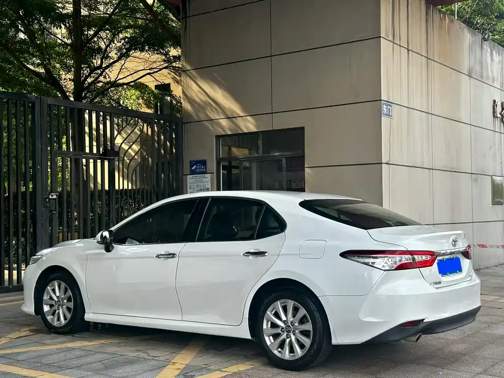 Toyota Camry 2019 — фото 9