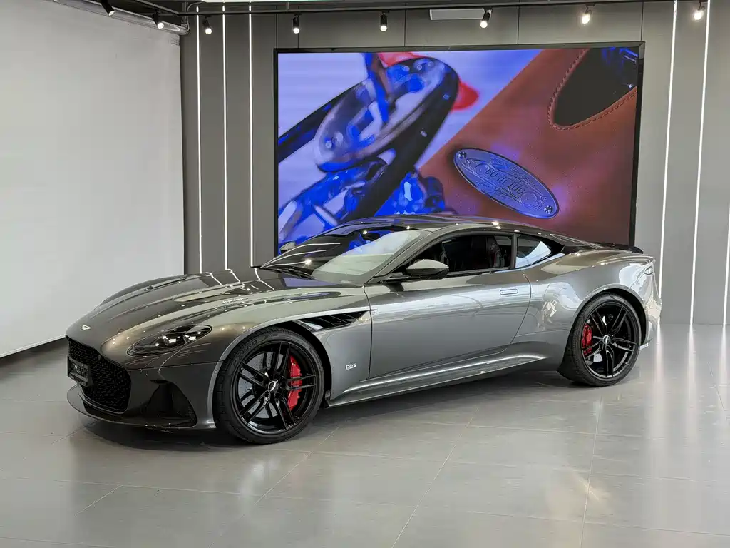 Aston Martin DBS 2020