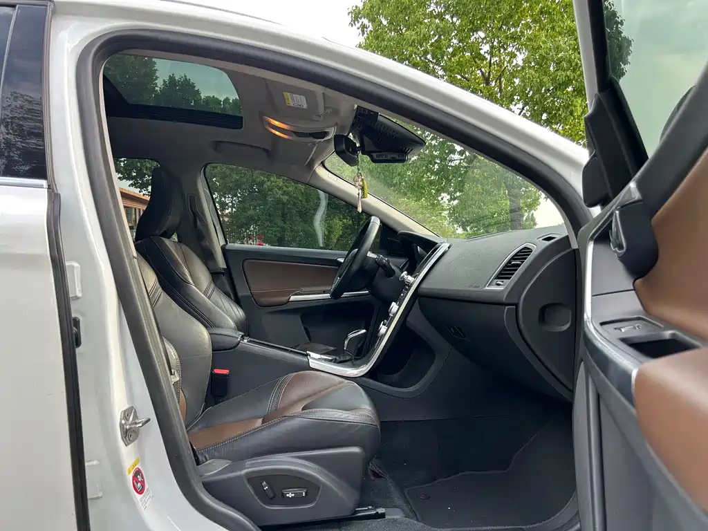 Volvo XC60 2017 — фото 14