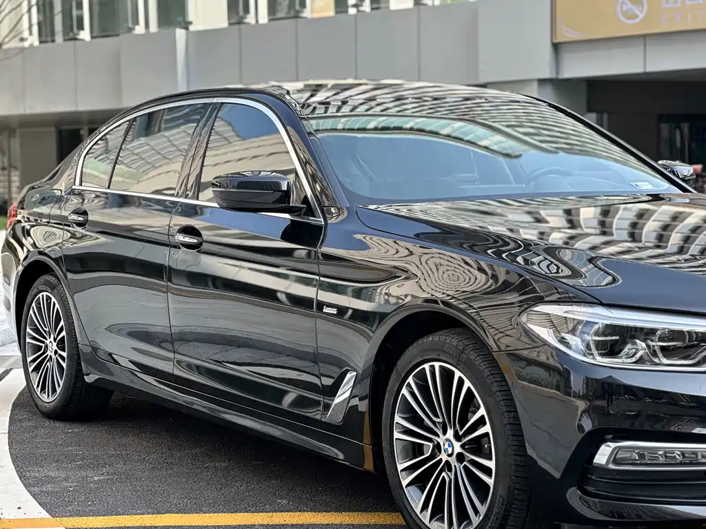 BMW 5 Series 2018 — фото 13