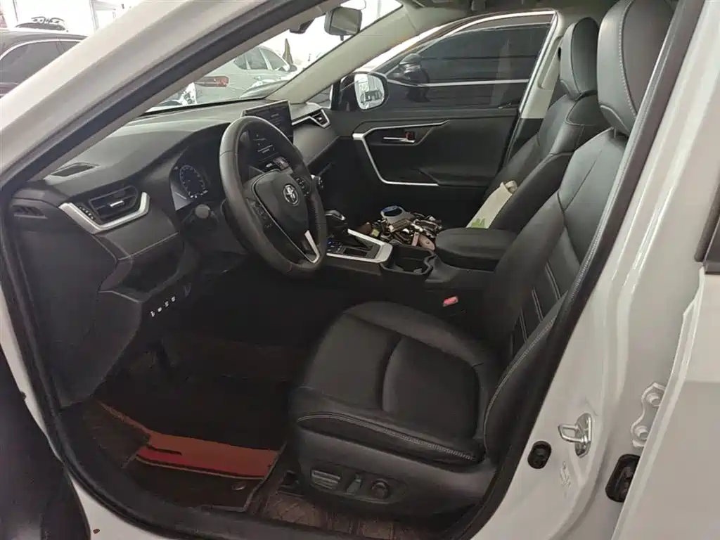 Toyota RAV4 2023 — фото 15