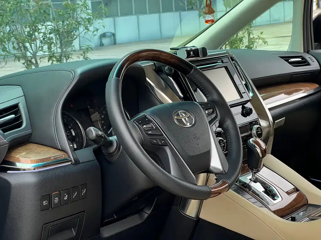 Toyota Alphard 2017 — фото 14