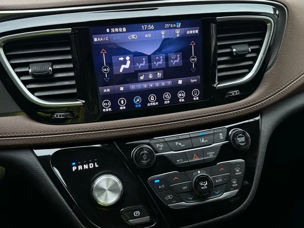 Chrysler Grand Voyager 2018 — фото 11