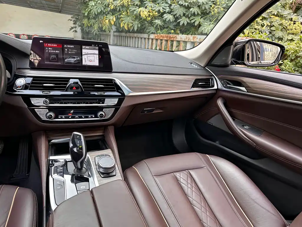 BMW 5 Series 2018 — фото 25