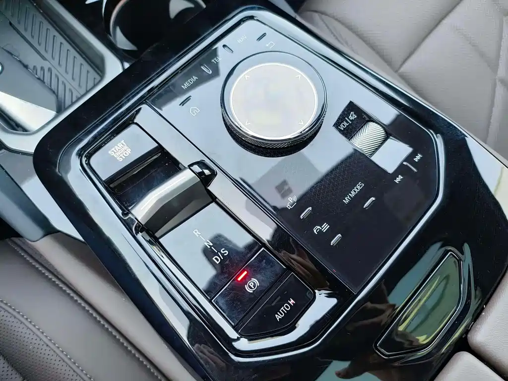 BMW 5 Series 2025 — фото 13