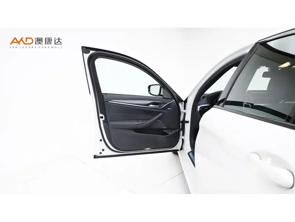 BMW 5 Series 2023 — фото 10