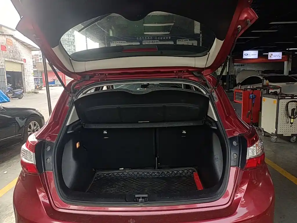 Nissan Tiida 2017 — фото 19