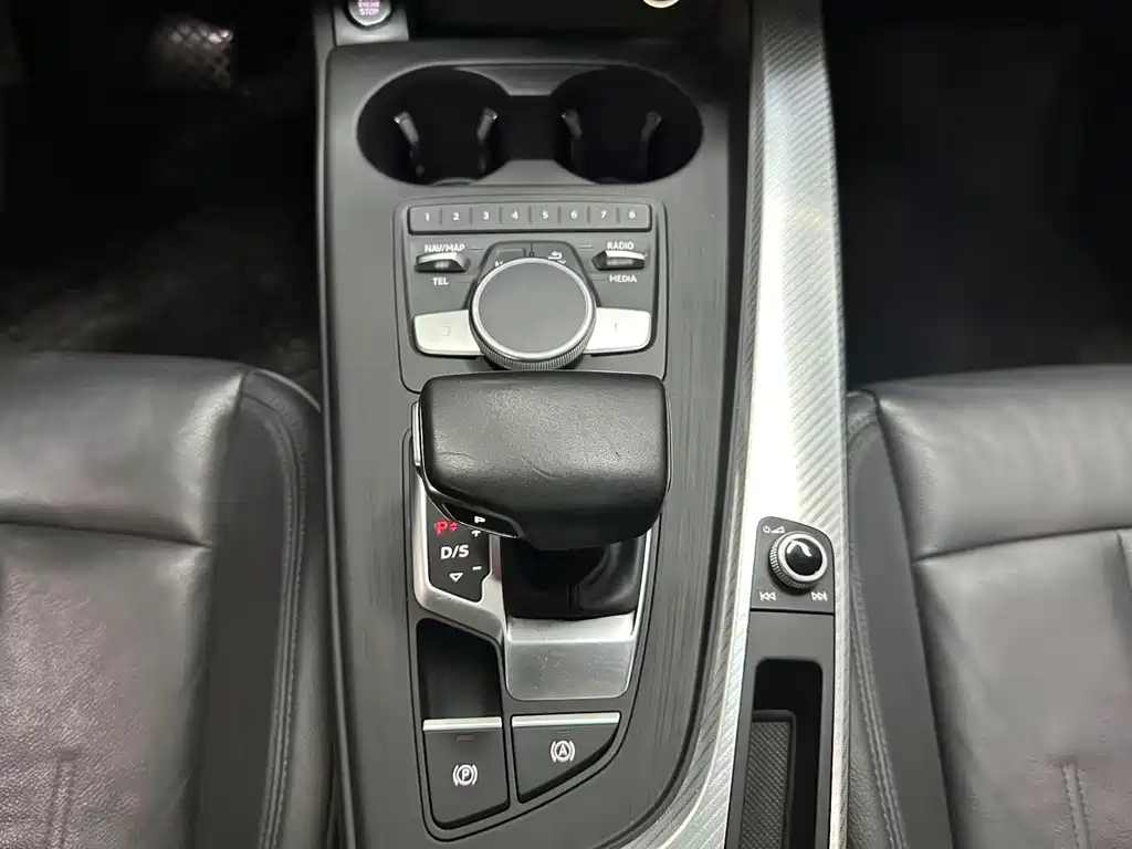 Audi A4L 2017 — фото 12