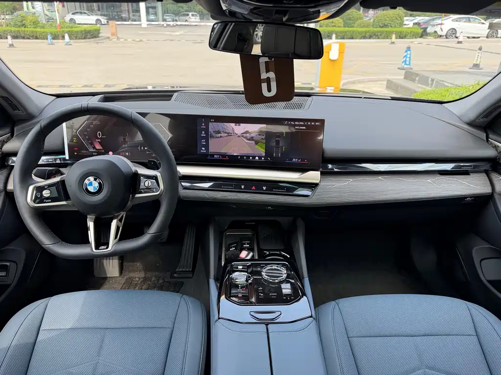 BMW 5 Series 2025 — фото 11