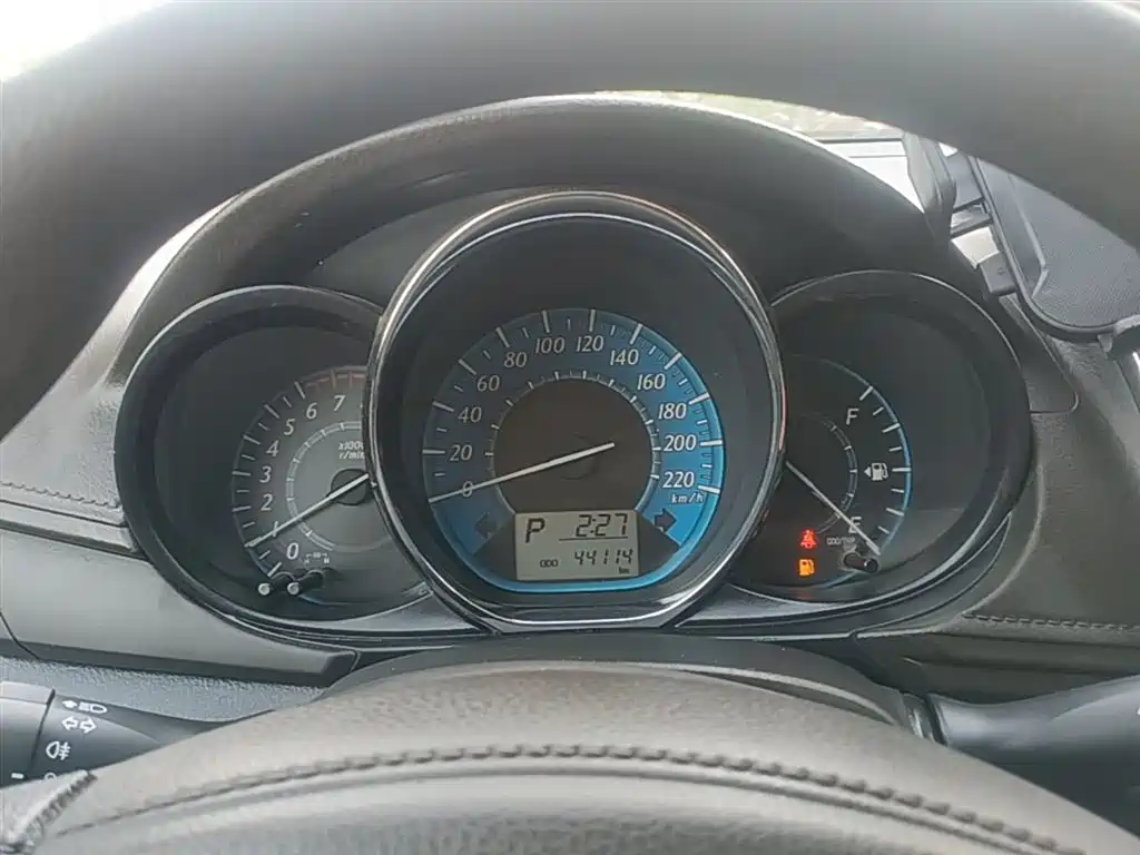 Toyota Yaris L 2015 — фото 12
