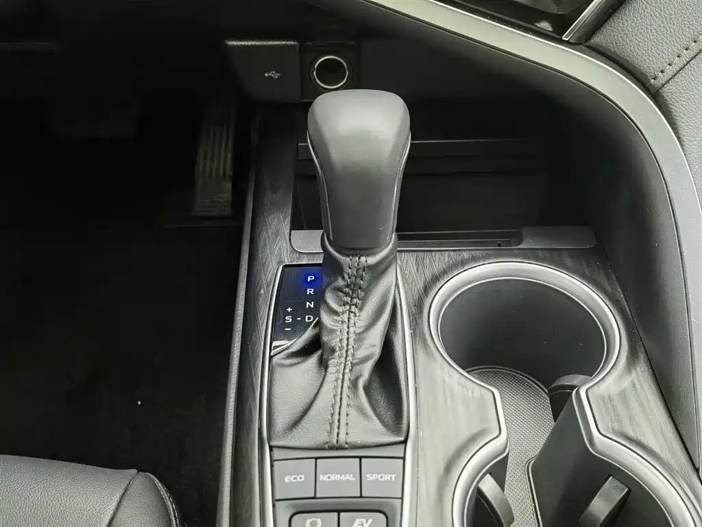 Toyota Camry 2023 — фото 13