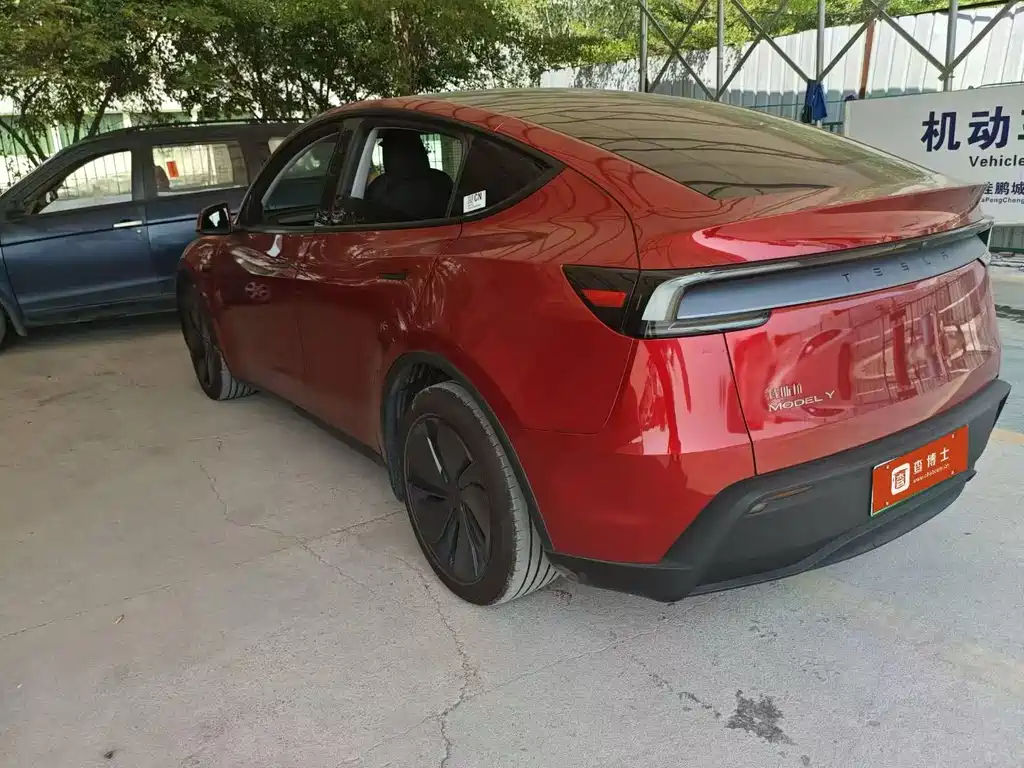 Tesla Model Y 2025 — фото 4