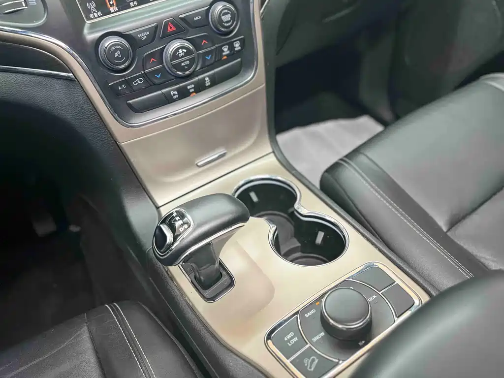 Jeep Grand Cherokee 2015 — фото 19