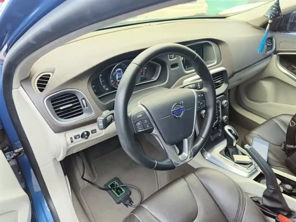 Volvo V40 2016 — фото 10