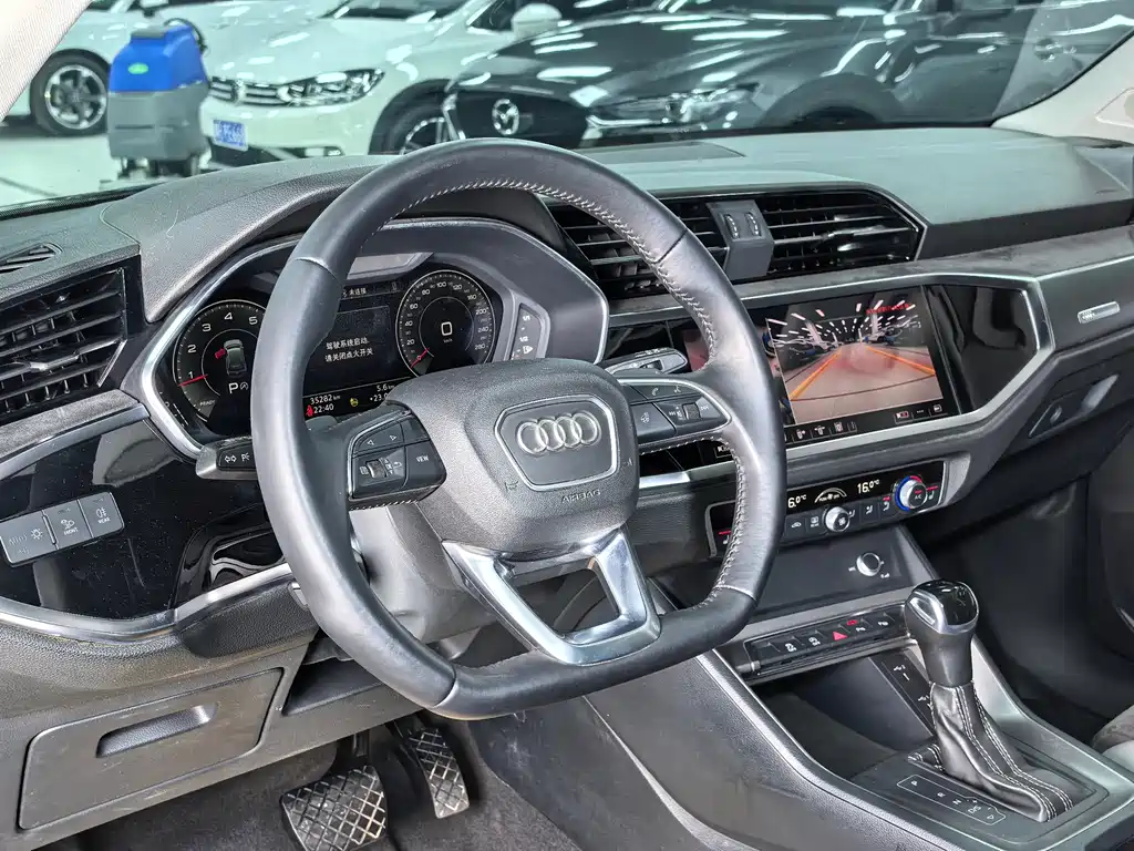 Audi Q3 2021 — фото 11