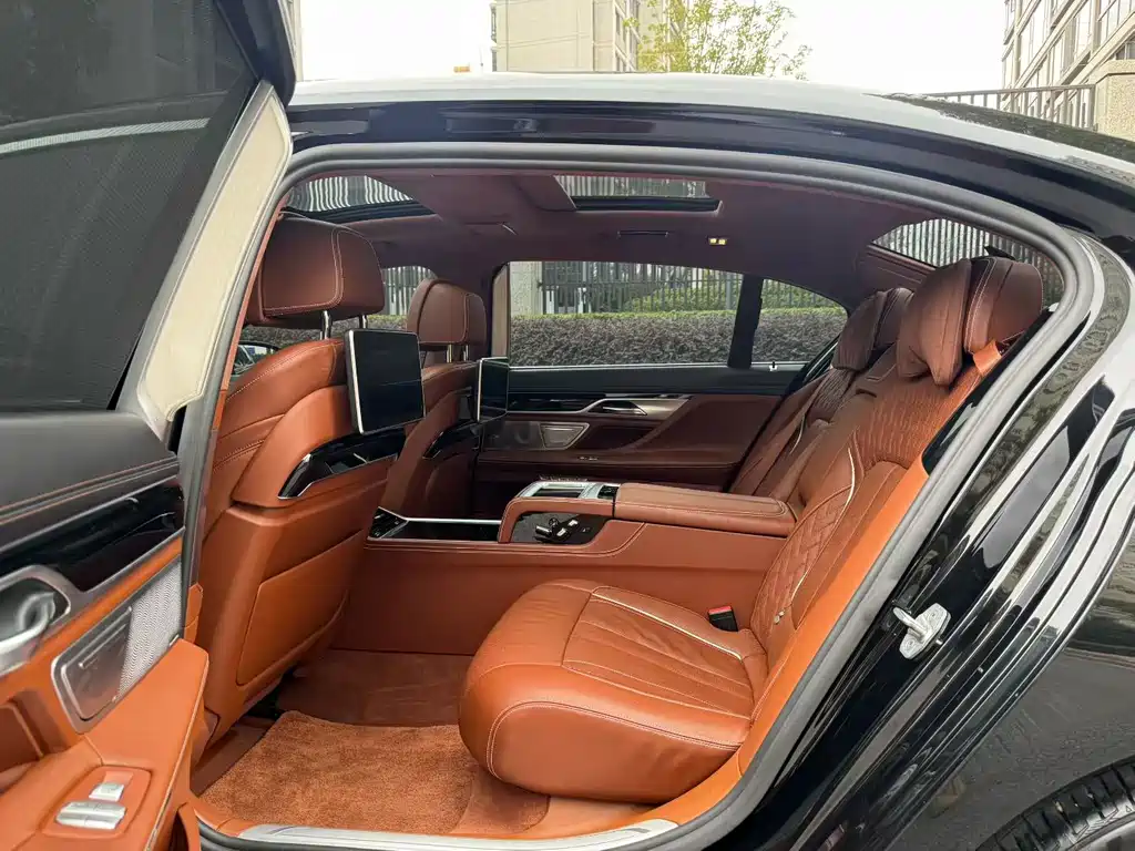 BMW 7 Series 2018 — фото 13