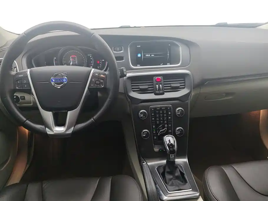 Volvo V40 2015 — фото 12