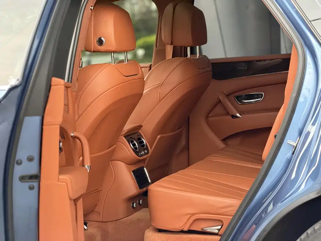 Bentley Bentayga 2019 — фото 12