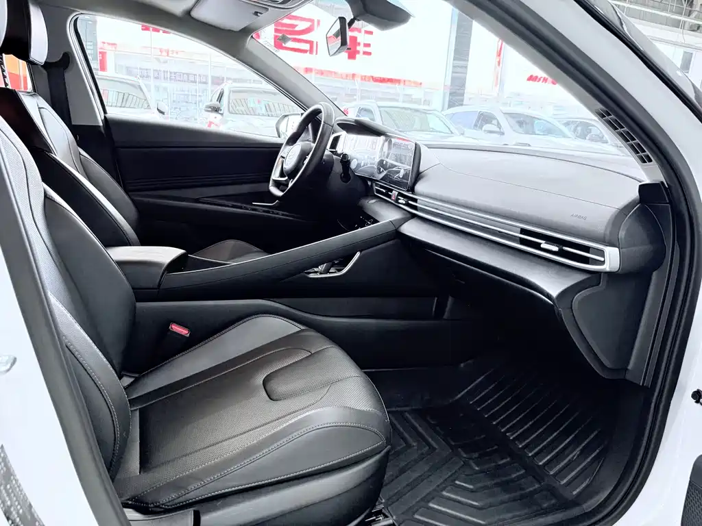 Hyundai Elantra 2023 — фото 12