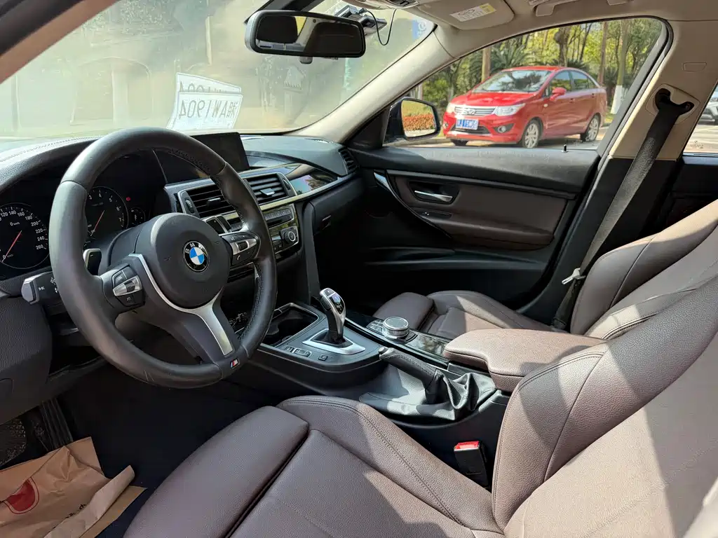 BMW 3 Series 2019 — фото 9