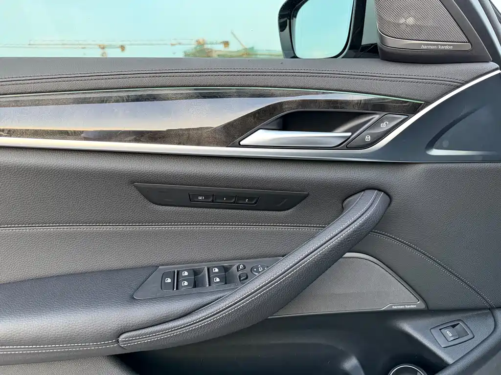 BMW 5 Series 2018 — фото 9