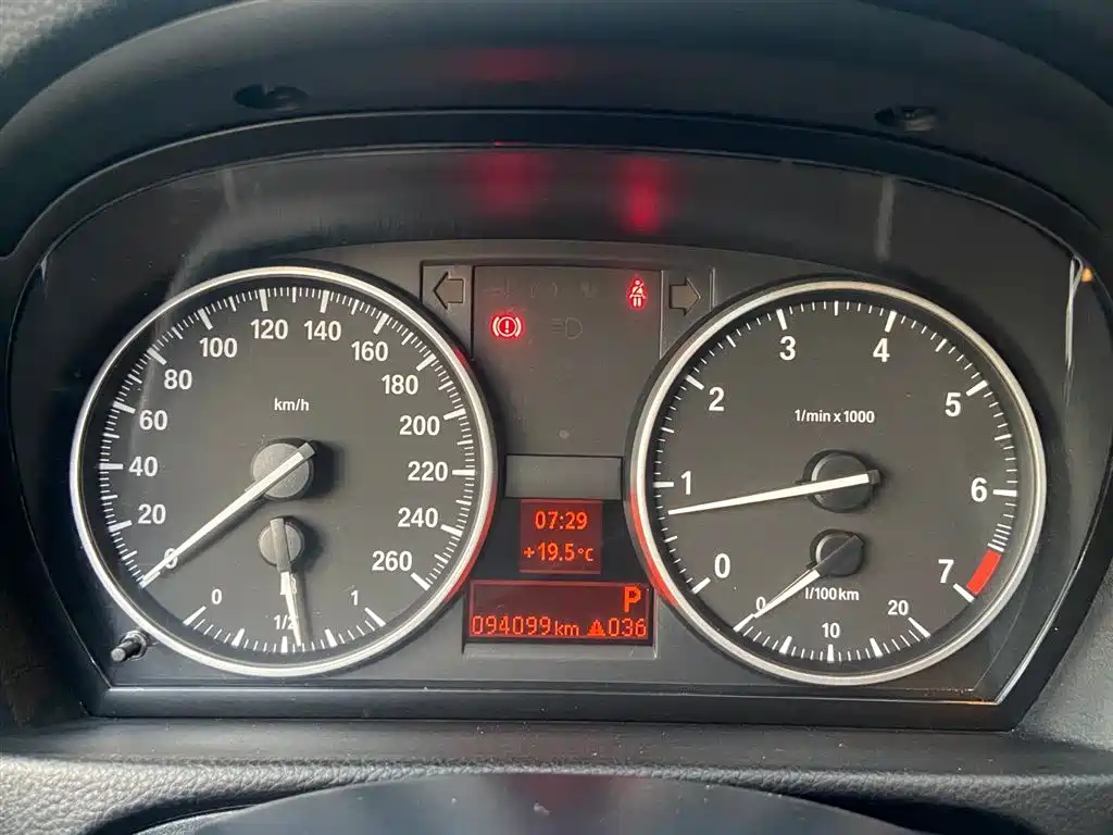 BMW 3 Series 2011 — фото 17