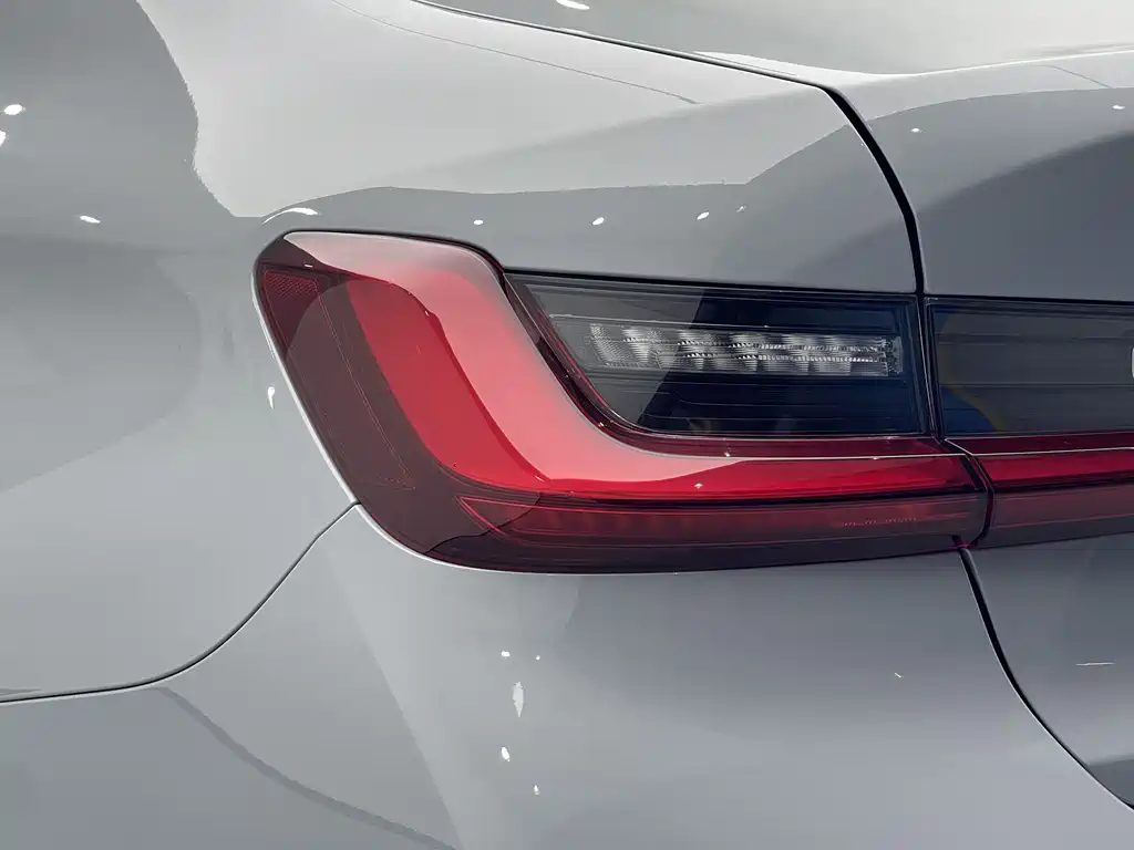 BMW 3 Series 2025 — фото 14