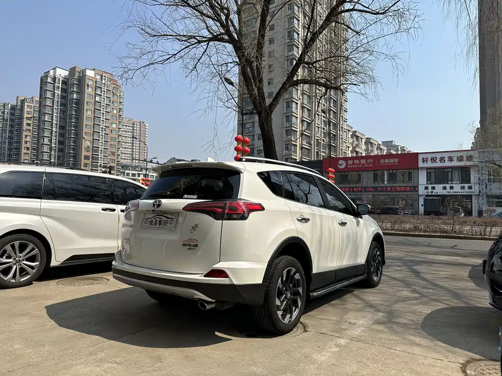 Toyota RAV4 2017 — фото 3