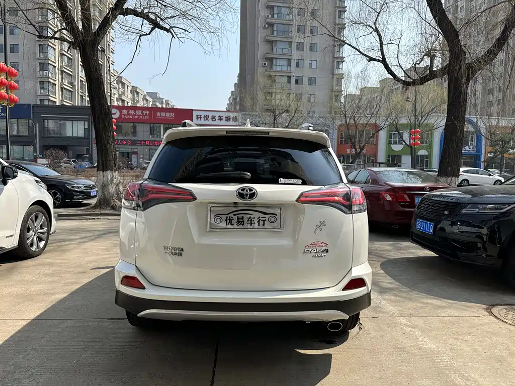 Toyota RAV4 2017 — фото 4