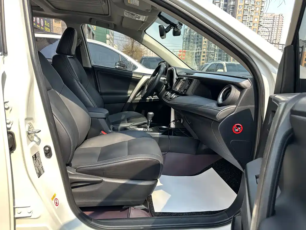Toyota RAV4 2017 — фото 12