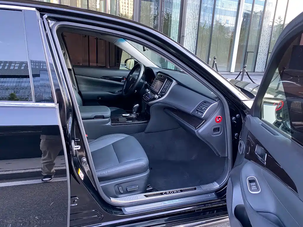 Toyota Crown 2017 — фото 15