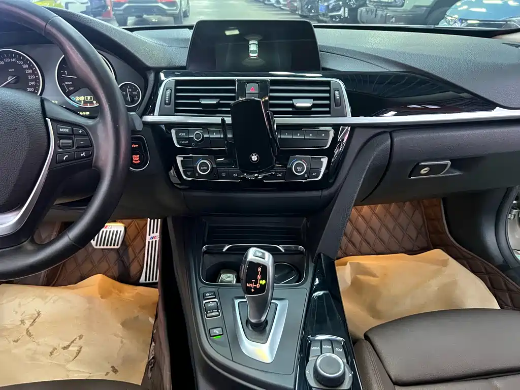 BMW 3 Series 2018 — фото 14