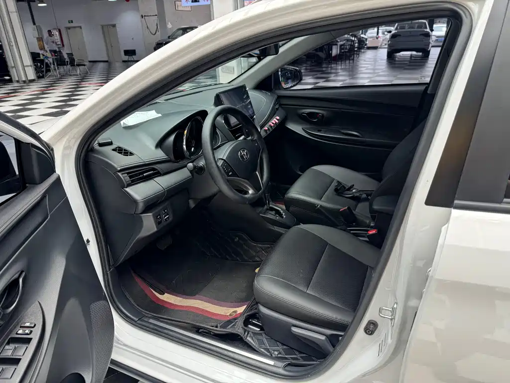 Toyota Yaris L 2023 — фото 13