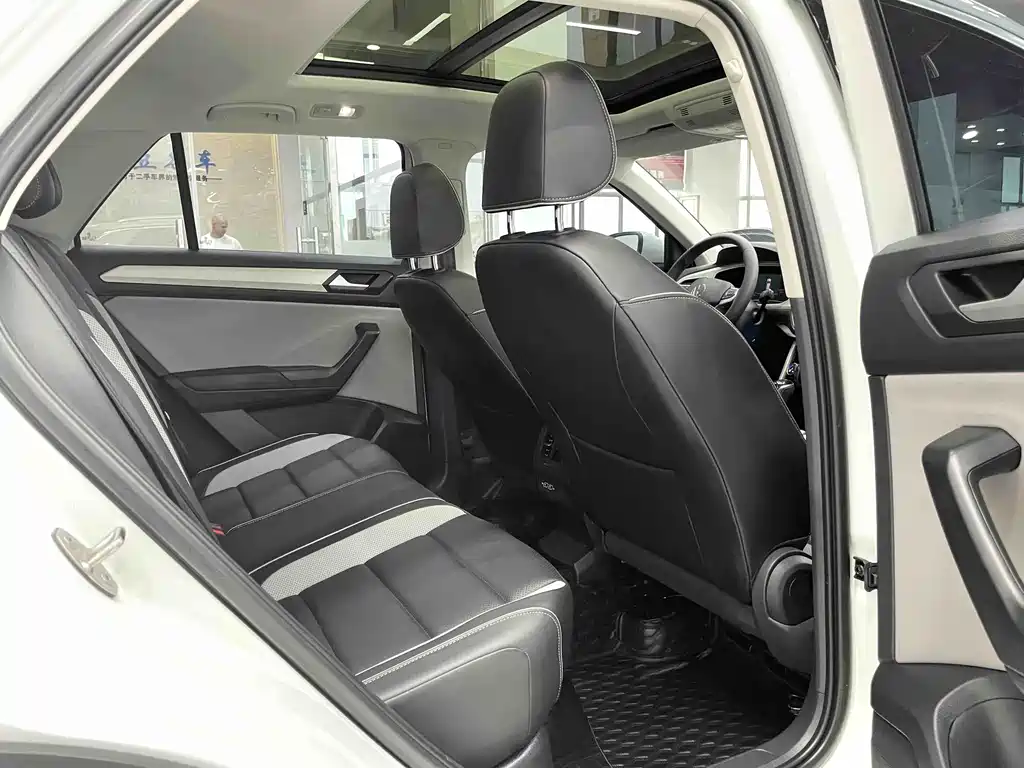 Volkswagen T-Roc 2023 — фото 13