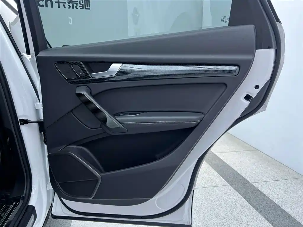 Audi Q5L 2023 — фото 17