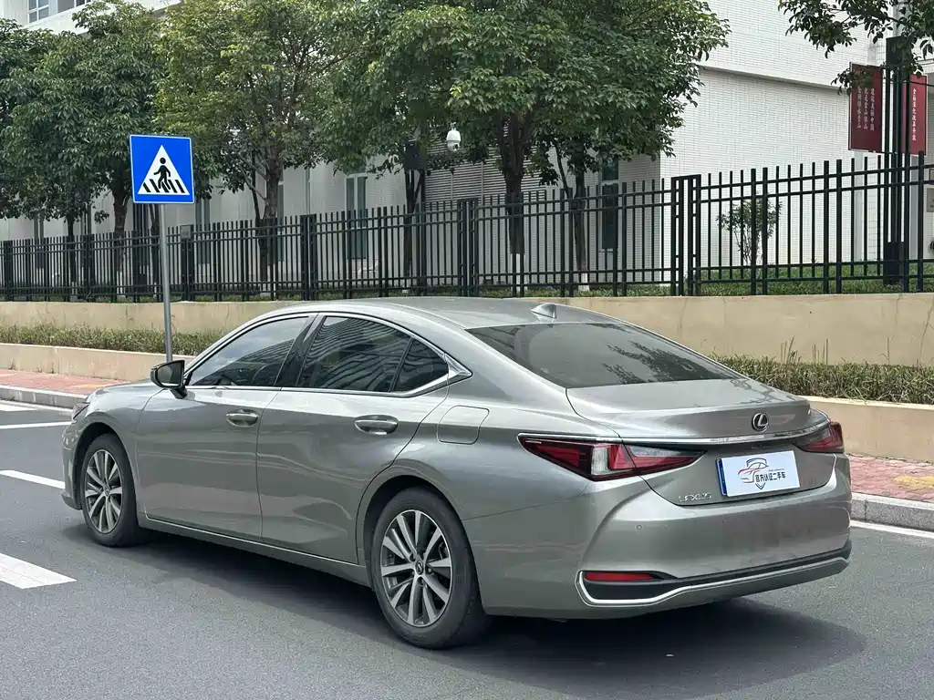 Lexus ES 2019 — фото 14