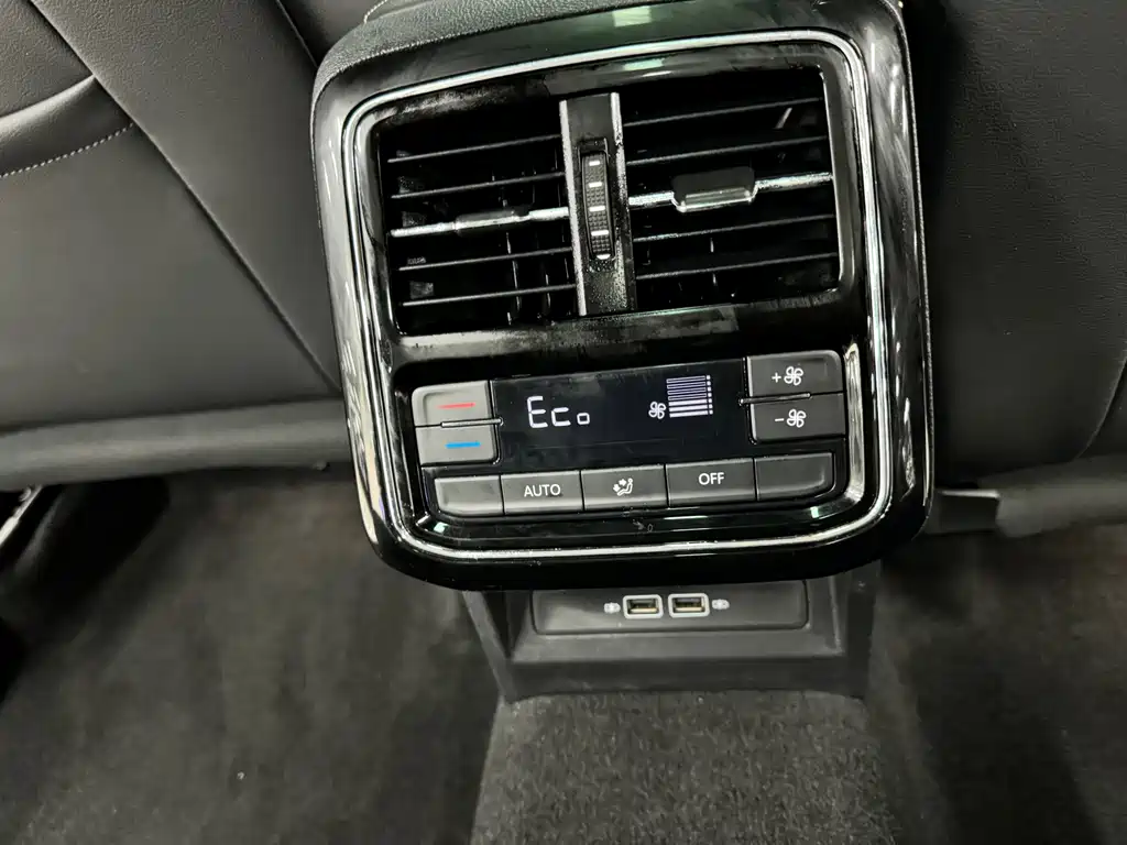 Volkswagen Passat Plug-In Hybrid 2019 — фото 18