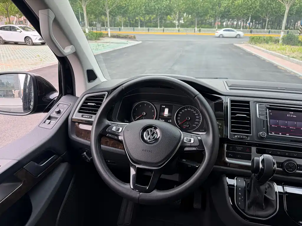 Volkswagen Multivan 2018 — фото 8