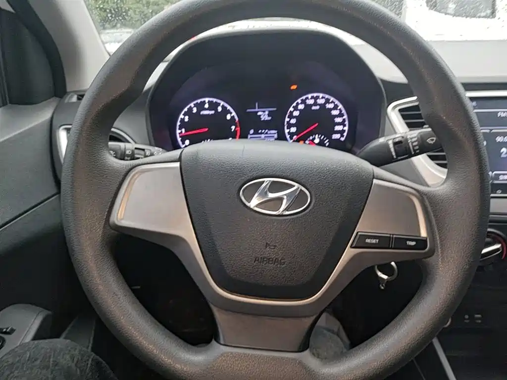 Hyundai Verna 2017 — фото 11