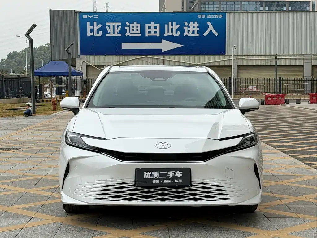 Toyota Camry 2024 — фото 2