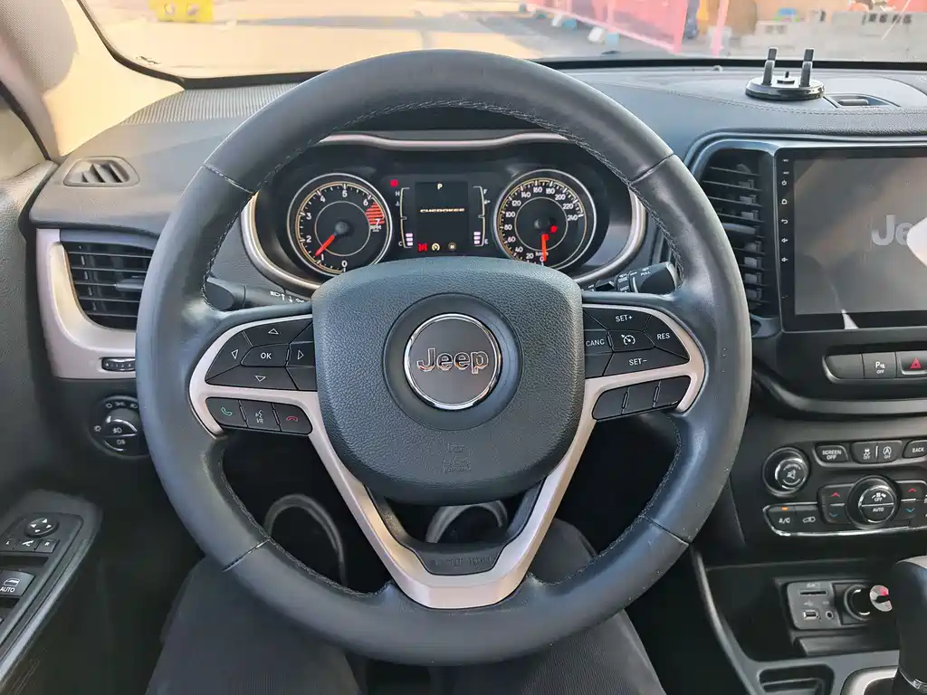 Jeep Cherokee 2017 — фото 13