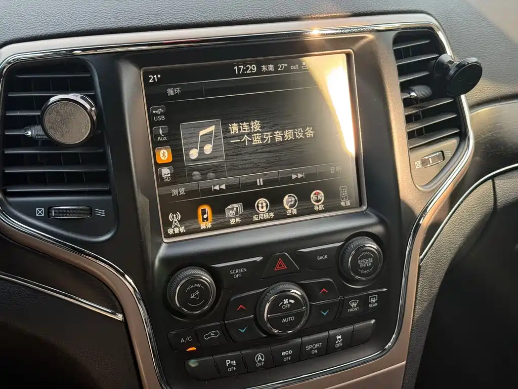 Jeep Grand Cherokee 2017 — фото 12