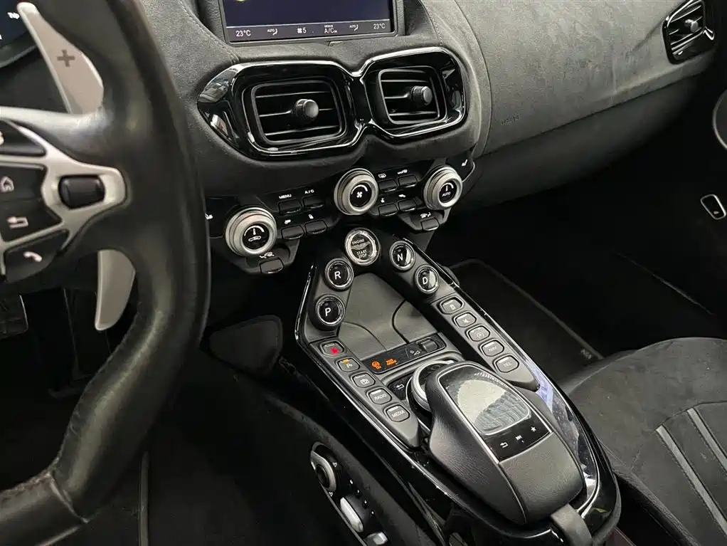 Aston Martin V8 Vantage 2019 — фото 14