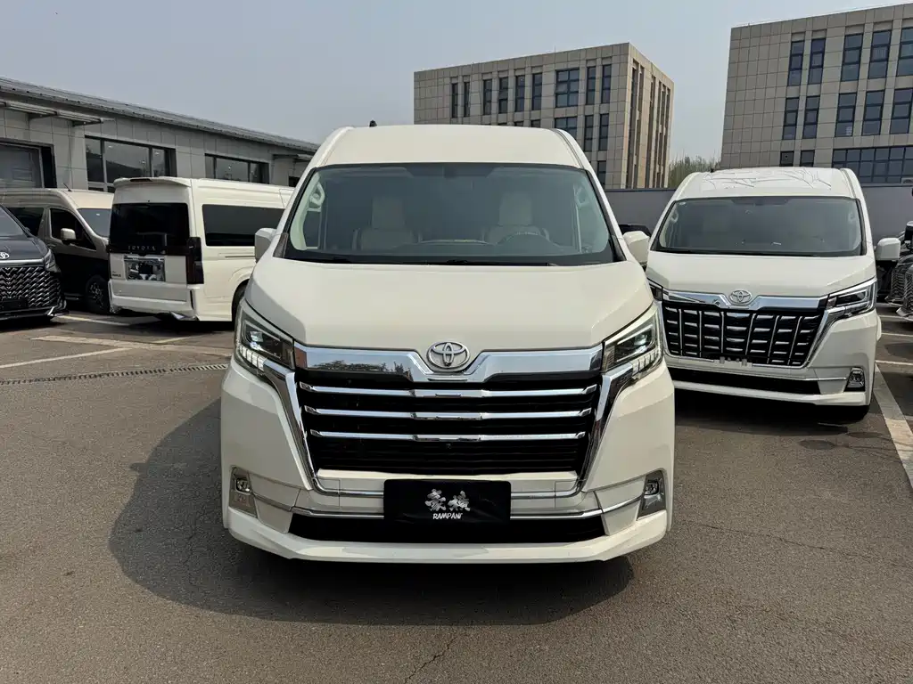 Toyota Hiace 2025 — фото 2