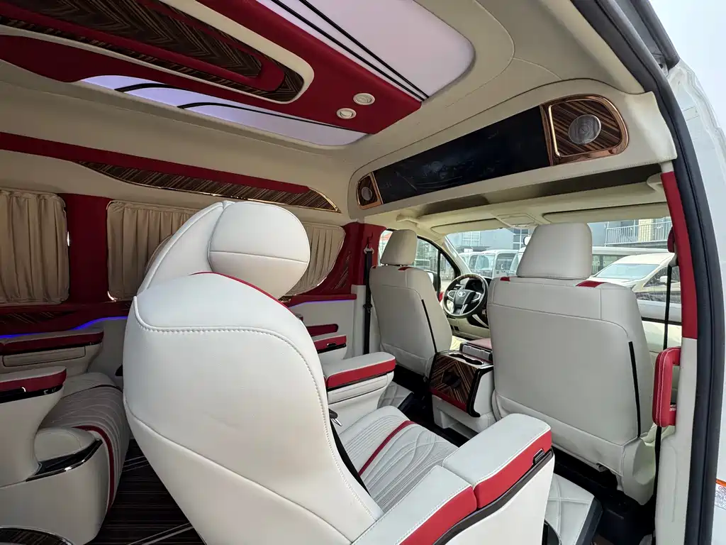 Toyota Hiace 2025 — фото 13