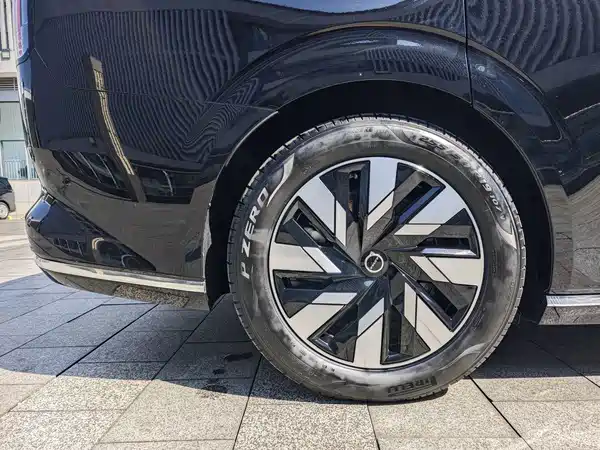 Volvo EM90 2024