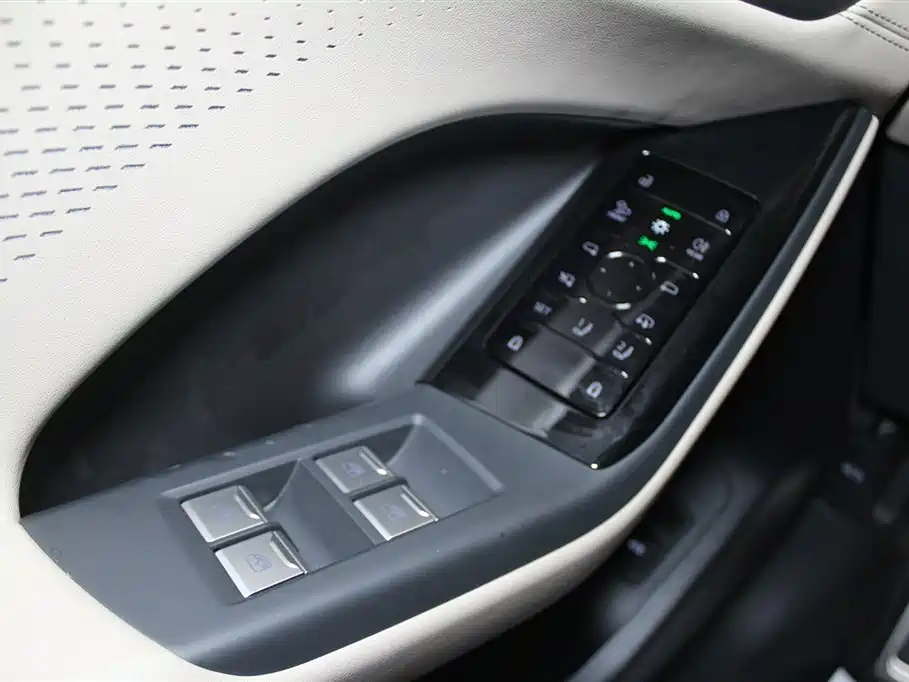 Audi Q6L e-tron 2025 — фото 14