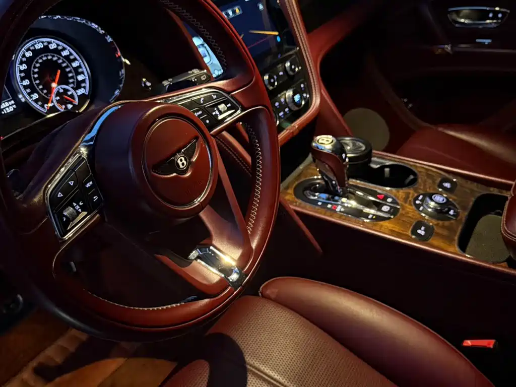 Bentley Bentayga 2019 — фото 10