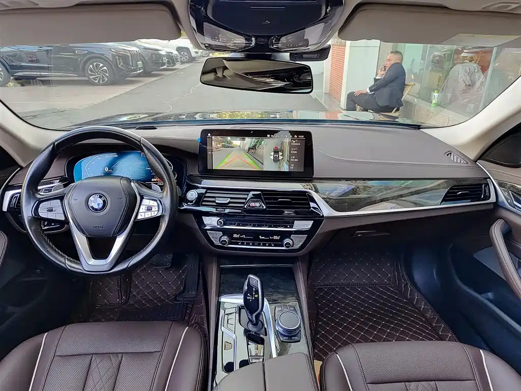 BMW 5 Series 2021 — фото 10